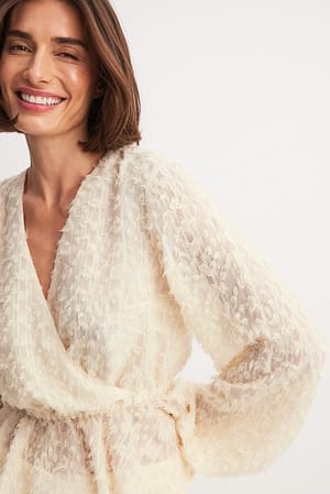 Cream Blus i texturerad chiffon med markerad midja