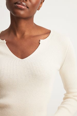 Offwhite Let ribbet strikket sweater med v-detalje