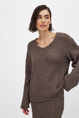 Brown Strikket sweater med struktur og v-hals