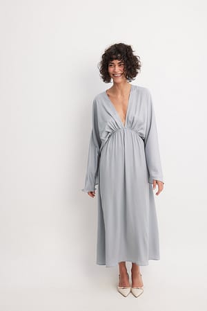 Grey Ingerimpelde midi-jurk met wijde mouwen