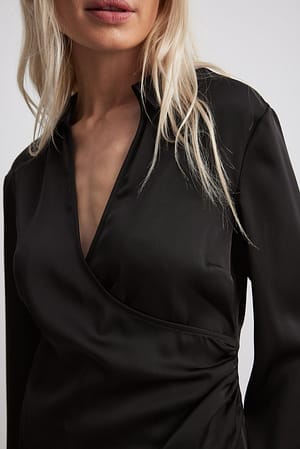 Black Slå-om skjorte i satin med detalje